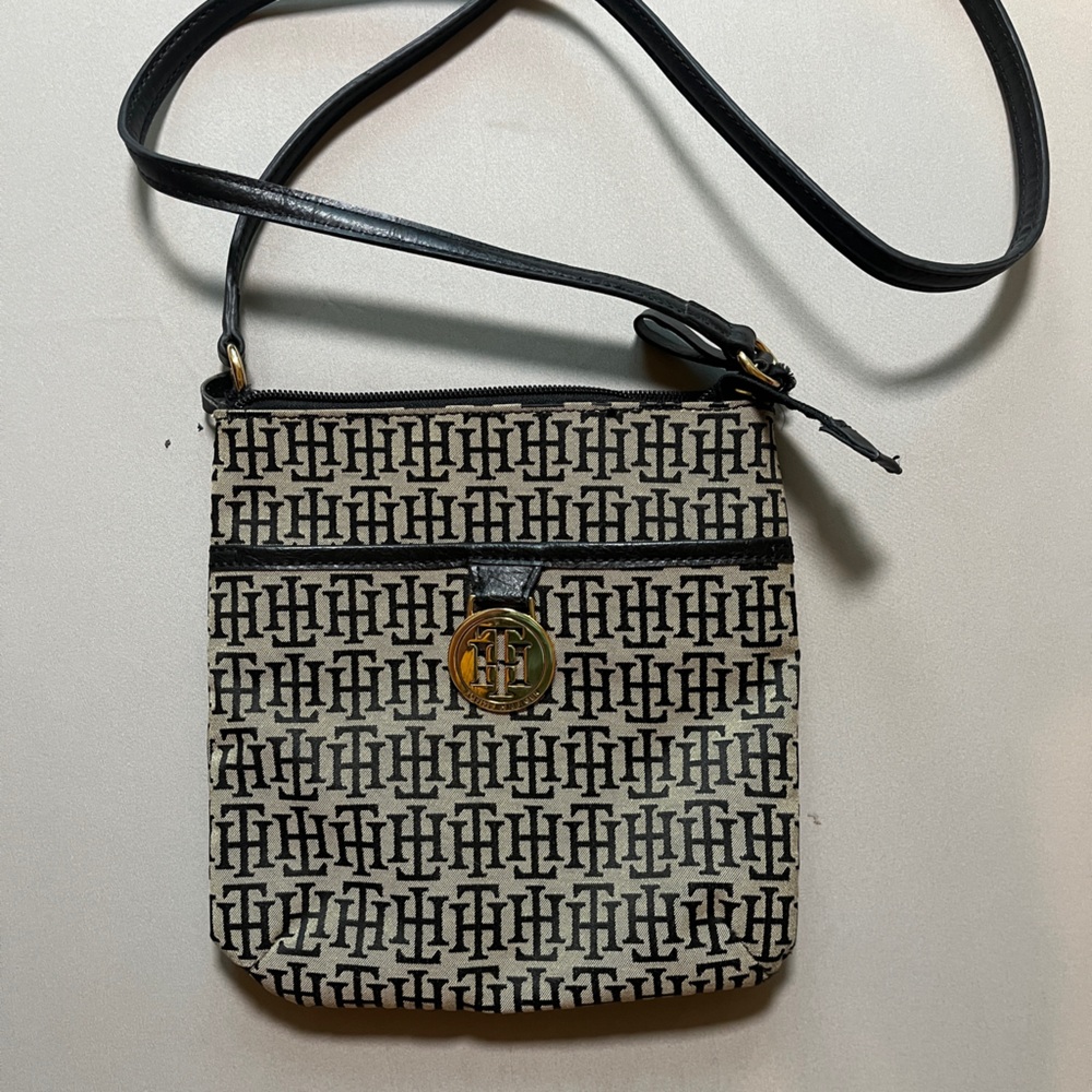 Authentic Tommy hilfigure crossbody bag